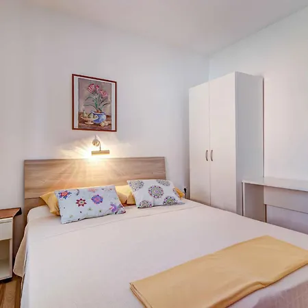 Apartment In 53746