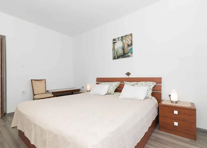 In 53746 Apartment *